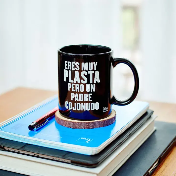 Taza con mensaje Eres muy plasta, pero un padre cojonudo