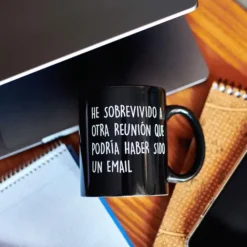 Taza con mensaje He sobrevivido a otra reunión...