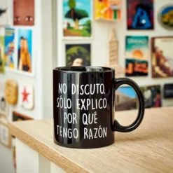 Taza con mensaje No discuto, solo explico por qué tengo razón