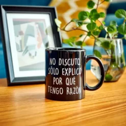 Taza con mensaje No discuto, solo explico por qué tengo razón