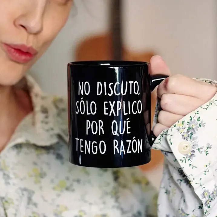 Taza con mensaje No discuto, solo explico por qué tengo razón