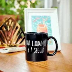 Taza con mensaje Una lloradita y a seguir