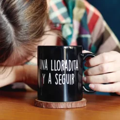 Taza con mensaje Una lloradita y a seguir