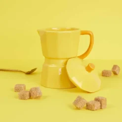 Taza con tapa en forma de cafetera italiana