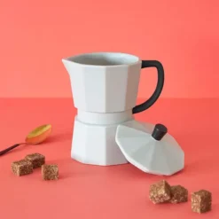 Taza con tapa en forma de cafetera italiana