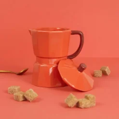 Taza con tapa en forma de cafetera italiana