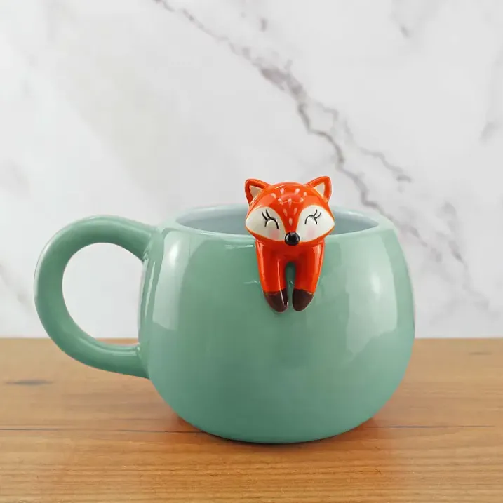 Taza con zorrito asomando