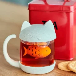 Taza de té en forma de gatito con pez infusor