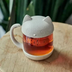 Taza de té en forma de gatito con pez infusor