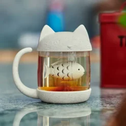 Taza de té en forma de gatito con pez infusor