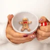 Taza navideña con hombrecito de jengibre en su interior
