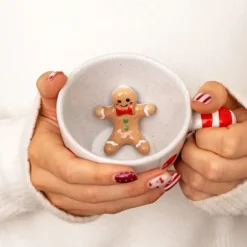 Taza navideña con hombrecito de jengibre en su interior