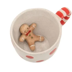 Taza navideña con hombrecito de jengibre en su interior