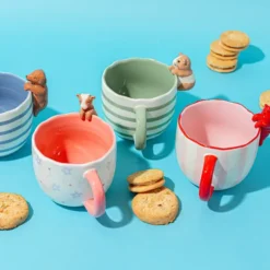 Taza original con animalito curioso