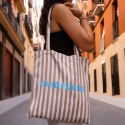 Tote bag de rayas con mensaje Madrileña
