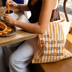 Tote bag de rayas con mensaje Sex, drugs and churros con chocolate