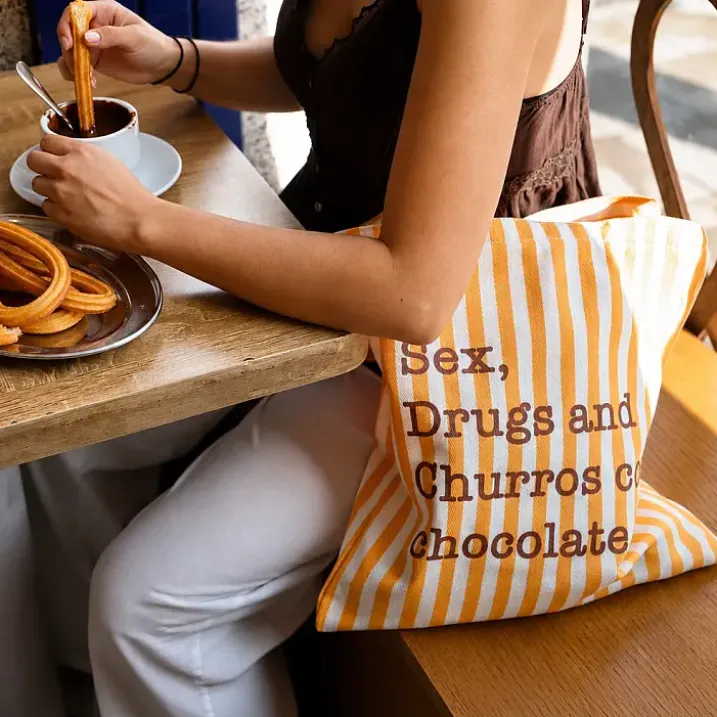 Tote bag de rayas con mensaje Sex, drugs and churros con chocolate