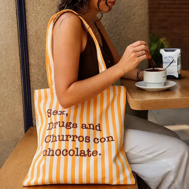 Tote bag de rayas con mensaje Sex, drugs and churros con chocolate