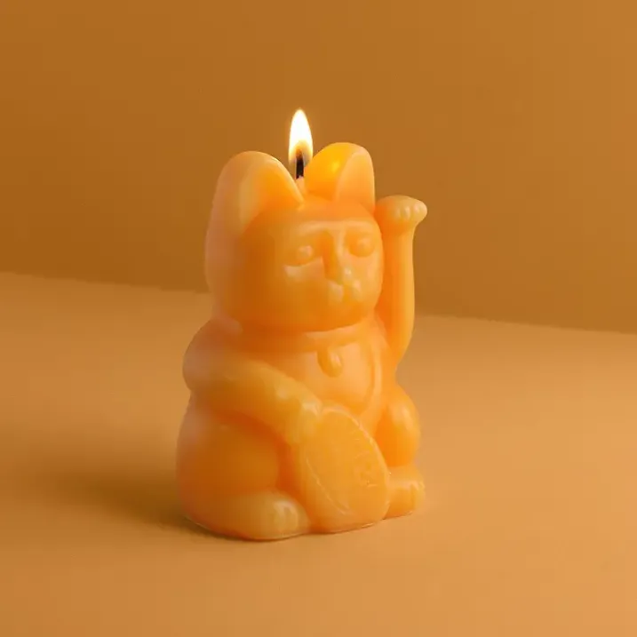 Vela en forma de gato de la suerte