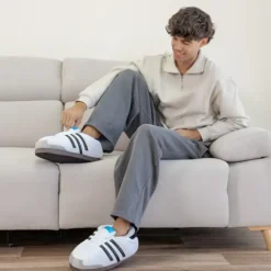 Zapatillas de andar por casa gigantes en forma de deportivas