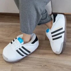 Zapatillas de andar por casa gigantes en forma de deportivas