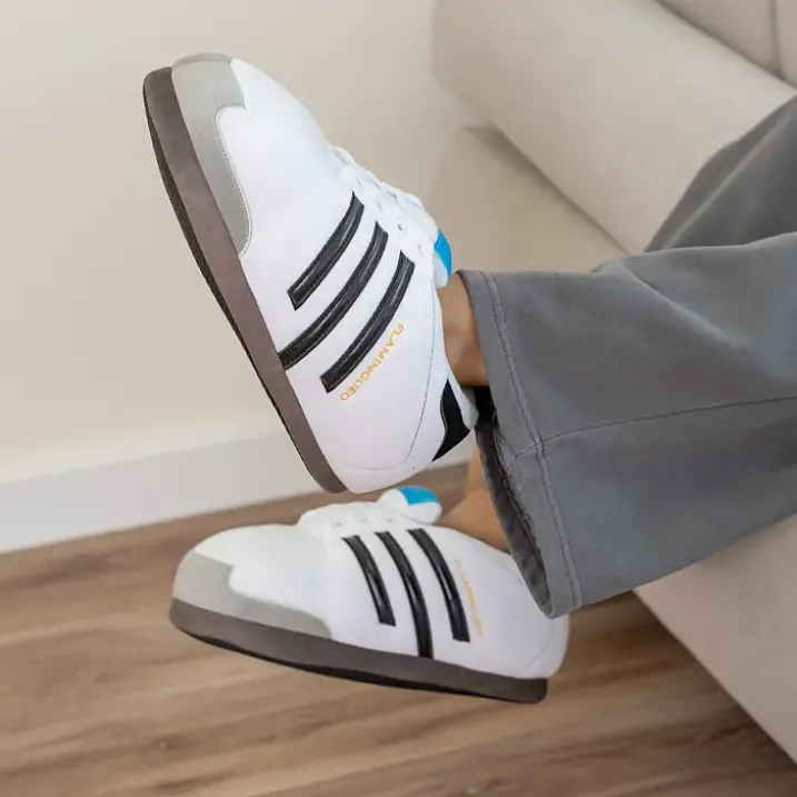 Zapatillas de andar por casa gigantes en forma de deportivas