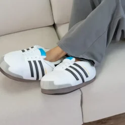 Zapatillas de andar por casa gigantes en forma de deportivas