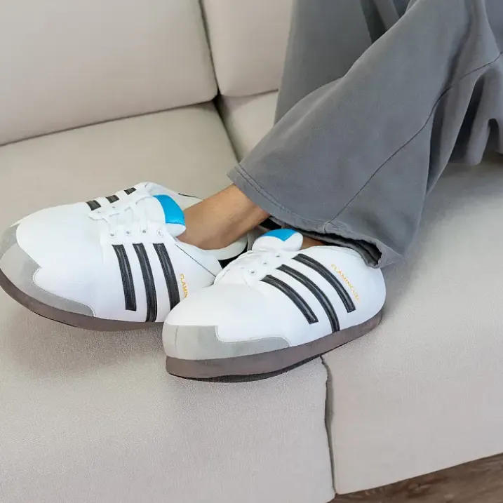Zapatillas de andar por casa gigantes en forma de deportivas